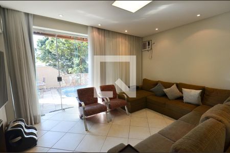 Casa à venda com 300m², 4 quartos e 5 vagasSala tv