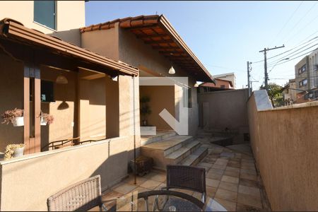 Casa à venda com 300m², 4 quartos e 5 vagasEntrada da casa