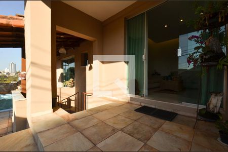 Casa à venda com 300m², 4 quartos e 5 vagasEntrada da casa