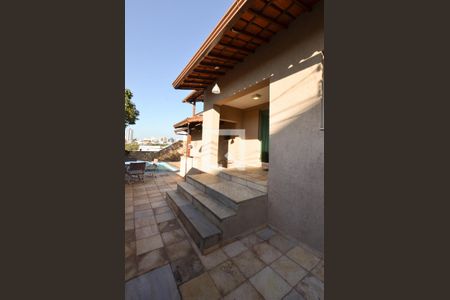 Casa à venda com 300m², 4 quartos e 5 vagasEntrada da casa