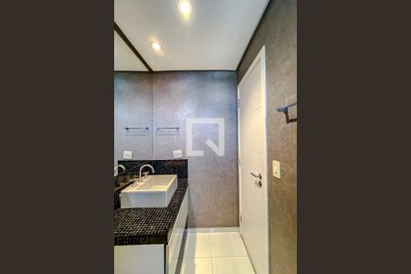 Apartamento à venda com 130m², 2 quartos e 3 vagasBanheiro da Suíte 2