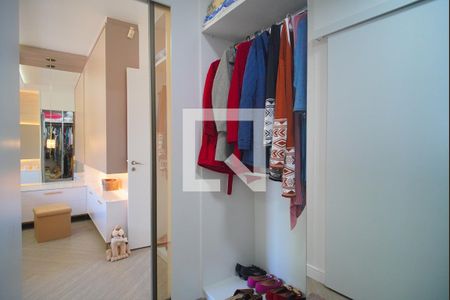 Casa à venda com 377m², 4 quartos e 2 vagas Casa à venda com 377m², 4 quartos e 2 vagasCloset da suíte 1