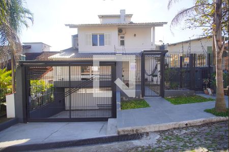 Casa à venda com 377m², 4 quartos e 2 vagas Casa à venda com 377m², 4 quartos e 2 vagasFachada