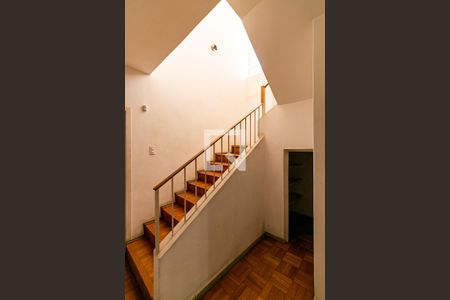 Casa à venda com 200m², 4 quartos e 2 vagas Casa à venda com 200m², 4 quartos e 2 vagasEscada