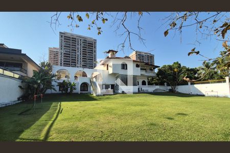 Casa à venda com 1600m², 11 quartos e 10 vagas Casa à venda com 1600m², 11 quartos e 10 vagasÁrea externa