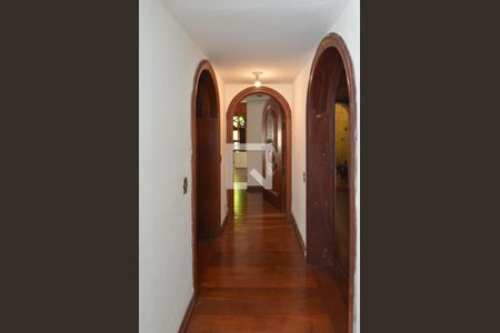 Casa à venda com 1600m², 11 quartos e 10 vagas Casa à venda com 1600m², 11 quartos e 10 vagasCorredor