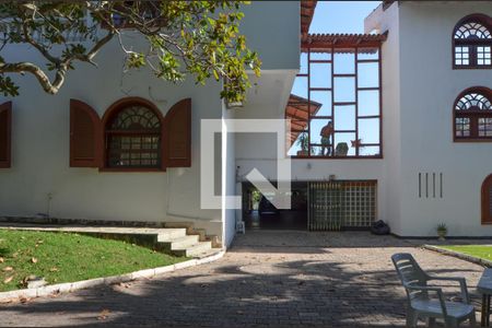 Casa à venda com 1600m², 11 quartos e 10 vagas Casa à venda com 1600m², 11 quartos e 10 vagasÁrea externa