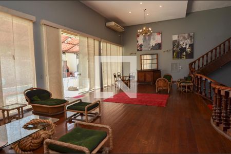 Casa à venda com 1600m², 11 quartos e 10 vagas Casa à venda com 1600m², 11 quartos e 10 vagasSala de estar