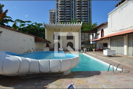 Casa à venda com 1600m², 11 quartos e 10 vagas Casa à venda com 1600m², 11 quartos e 10 vagasÁrea externa