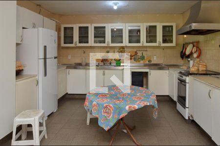 Casa à venda com 1600m², 11 quartos e 10 vagas Casa à venda com 1600m², 11 quartos e 10 vagasCozinha 2