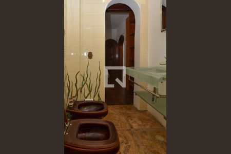 Casa à venda com 1600m², 11 quartos e 10 vagas Casa à venda com 1600m², 11 quartos e 10 vagasBanheiro da Suíte 4