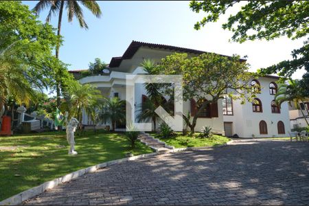 Casa à venda com 1600m², 11 quartos e 10 vagas Casa à venda com 1600m², 11 quartos e 10 vagasEntrada