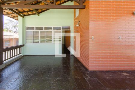 Casa à venda com 330m², 4 quartos e 8 vagasVaranda