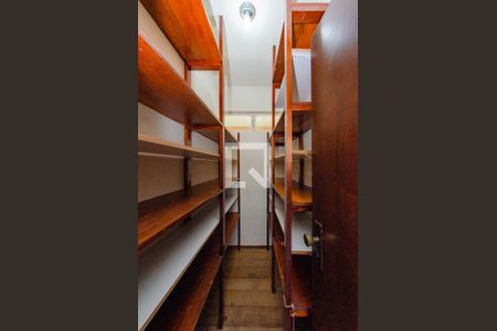 Casa à venda com 330m², 4 quartos e 8 vagasRoupeiro