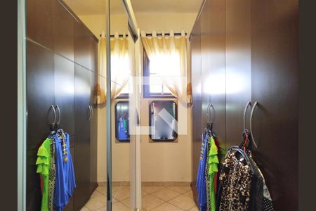 Casa para alugar com 304m², 3 quartos e 4 vagas Casa para alugar com 304m², 3 quartos e 4 vagasCloset da Suíte 1