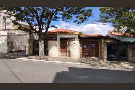 Casa para alugar com 304m², 3 quartos e 4 vagas Casa para alugar com 304m², 3 quartos e 4 vagasFachada