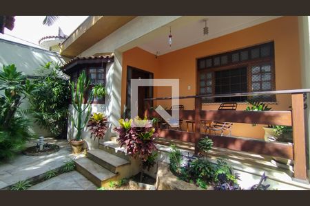 Casa para alugar com 304m², 3 quartos e 4 vagas Casa para alugar com 304m², 3 quartos e 4 vagasFachada