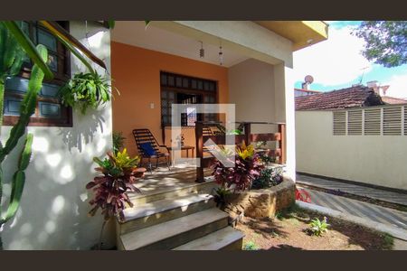 Casa para alugar com 304m², 3 quartos e 4 vagas Casa para alugar com 304m², 3 quartos e 4 vagasFachada