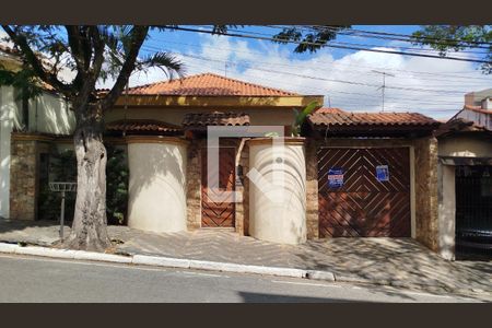 Casa para alugar com 304m², 3 quartos e 4 vagas Casa para alugar com 304m², 3 quartos e 4 vagasFachada