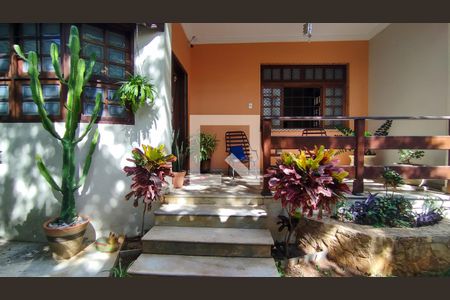 Casa para alugar com 304m², 3 quartos e 4 vagas Casa para alugar com 304m², 3 quartos e 4 vagasFachada