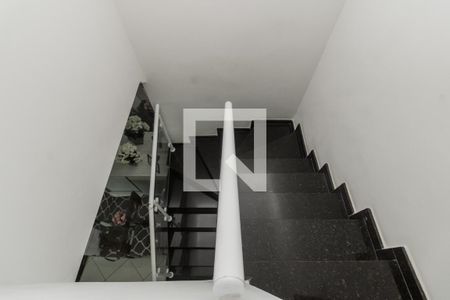 Casa de condomínio à venda com 64m², 2 quartos e 1 vaga Casa de condomínio à venda com 64m², 2 quartos e 1 vagaEscada