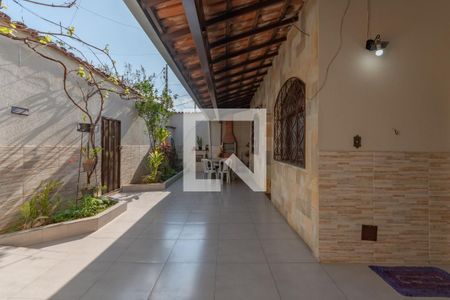Casa à venda com 200m², 3 quartos e 2 vagas Casa à venda com 200m², 3 quartos e 2 vagasEntrada