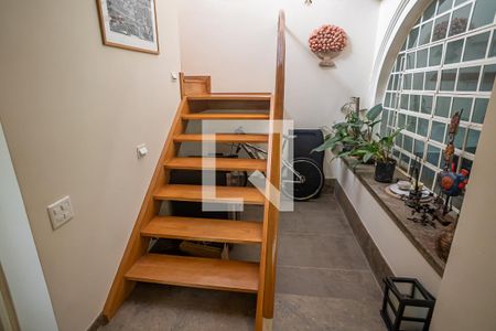 Casa à venda com 260m², 4 quartos e 3 vagas Casa à venda com 260m², 4 quartos e 3 vagasEscada