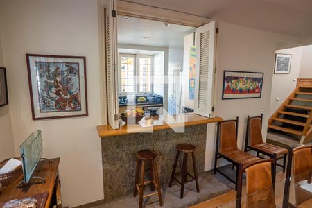 Casa à venda com 260m², 4 quartos e 3 vagas Casa à venda com 260m², 4 quartos e 3 vagasSala