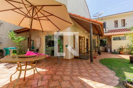 Casa à venda com 390m², 6 quartos e 8 vagas Casa à venda com 390m², 6 quartos e 8 vagasQuintal