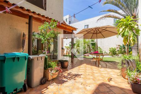 Casa à venda com 390m², 6 quartos e 8 vagas Casa à venda com 390m², 6 quartos e 8 vagasQuintal