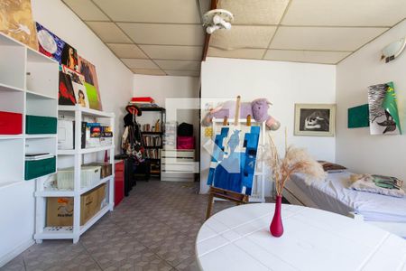 Casa à venda com 390m², 6 quartos e 8 vagas Casa à venda com 390m², 6 quartos e 8 vagasEdícula: Quarto