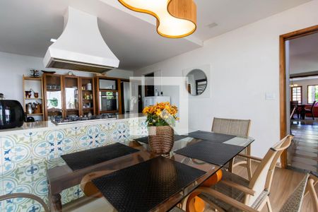 Casa à venda com 390m², 6 quartos e 8 vagas Casa à venda com 390m², 6 quartos e 8 vagasCozinha