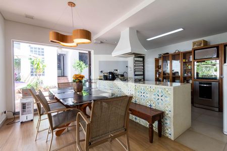 Casa à venda com 390m², 6 quartos e 8 vagas Casa à venda com 390m², 6 quartos e 8 vagasCozinha