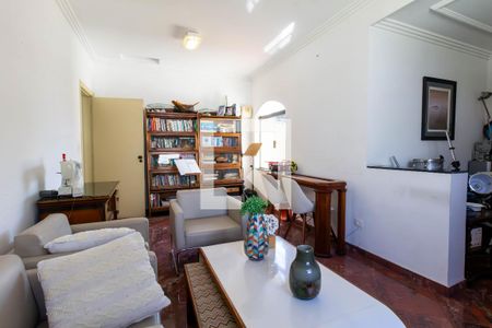 Casa à venda com 390m², 6 quartos e 8 vagas Casa à venda com 390m², 6 quartos e 8 vagasEscritório