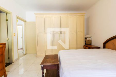 Casa à venda com 390m², 6 quartos e 8 vagas Casa à venda com 390m², 6 quartos e 8 vagasQuarto 2 - suíte