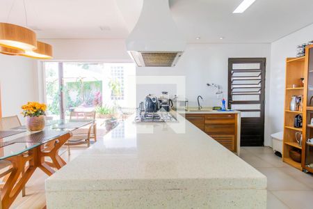 Casa à venda com 390m², 6 quartos e 8 vagas Casa à venda com 390m², 6 quartos e 8 vagasCozinha