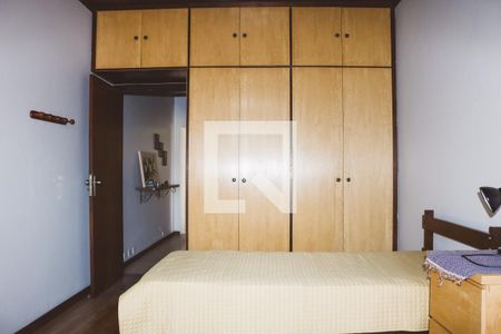 Casa à venda com 374m², 6 quartos e 5 vagas Casa à venda com 374m², 6 quartos e 5 vagasQuarto