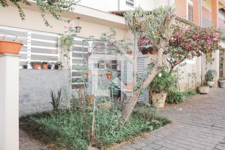 Casa à venda com 374m², 6 quartos e 5 vagas Casa à venda com 374m², 6 quartos e 5 vagasQuintal