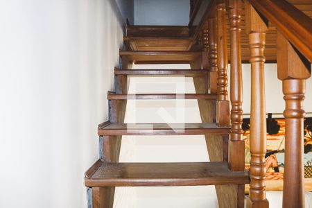 Casa à venda com 374m², 6 quartos e 5 vagas Casa à venda com 374m², 6 quartos e 5 vagasEscada