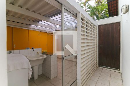 Casa à venda com 300m², 4 quartos e 2 vagas Casa à venda com 300m², 4 quartos e 2 vagasLavanderia