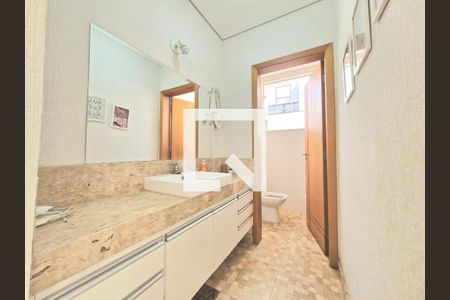 Casa de condomínio à venda com 225m², 5 quartos e 3 vagasBanheiro social 3