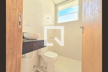 Casa de condomínio à venda com 225m², 5 quartos e 3 vagasBanheiro 4