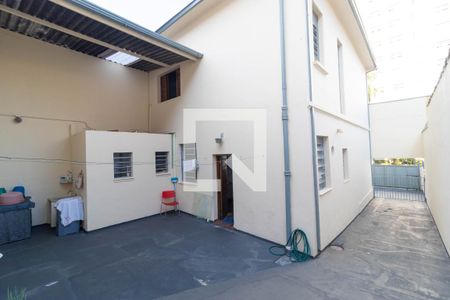 Casa à venda com 274m², 4 quartos e 8 vagas Casa à venda com 274m², 4 quartos e 8 vagasQuintal