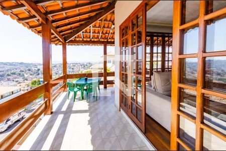 Casa à venda com 366m², 4 quartos e 8 vagas Casa à venda com 366m², 4 quartos e 8 vagasVaranda 2