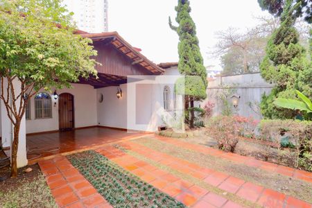 Casa para alugar com 250m², 3 quartos e 4 vagas Casa para alugar com 250m², 3 quartos e 4 vagasFachada
