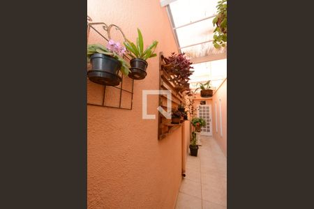 Casa à venda com 160m², 3 quartos e 2 vagasCorredor externo