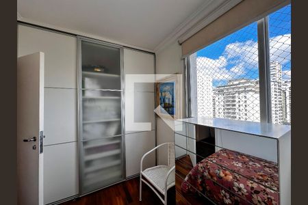 Apartamento à venda com 180m², 3 quartos e 2 vagasQuarto 