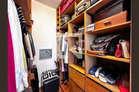 Apartamento à venda com 180m², 3 quartos e 2 vagasCloset Suíte 2