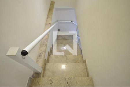 Casa à venda com 240m², 3 quartos e 2 vagasEscada