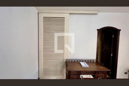 Casa à venda com 592m², 5 quartos e 3 vagas Casa à venda com 592m², 5 quartos e 3 vagasCloset da suíte 2